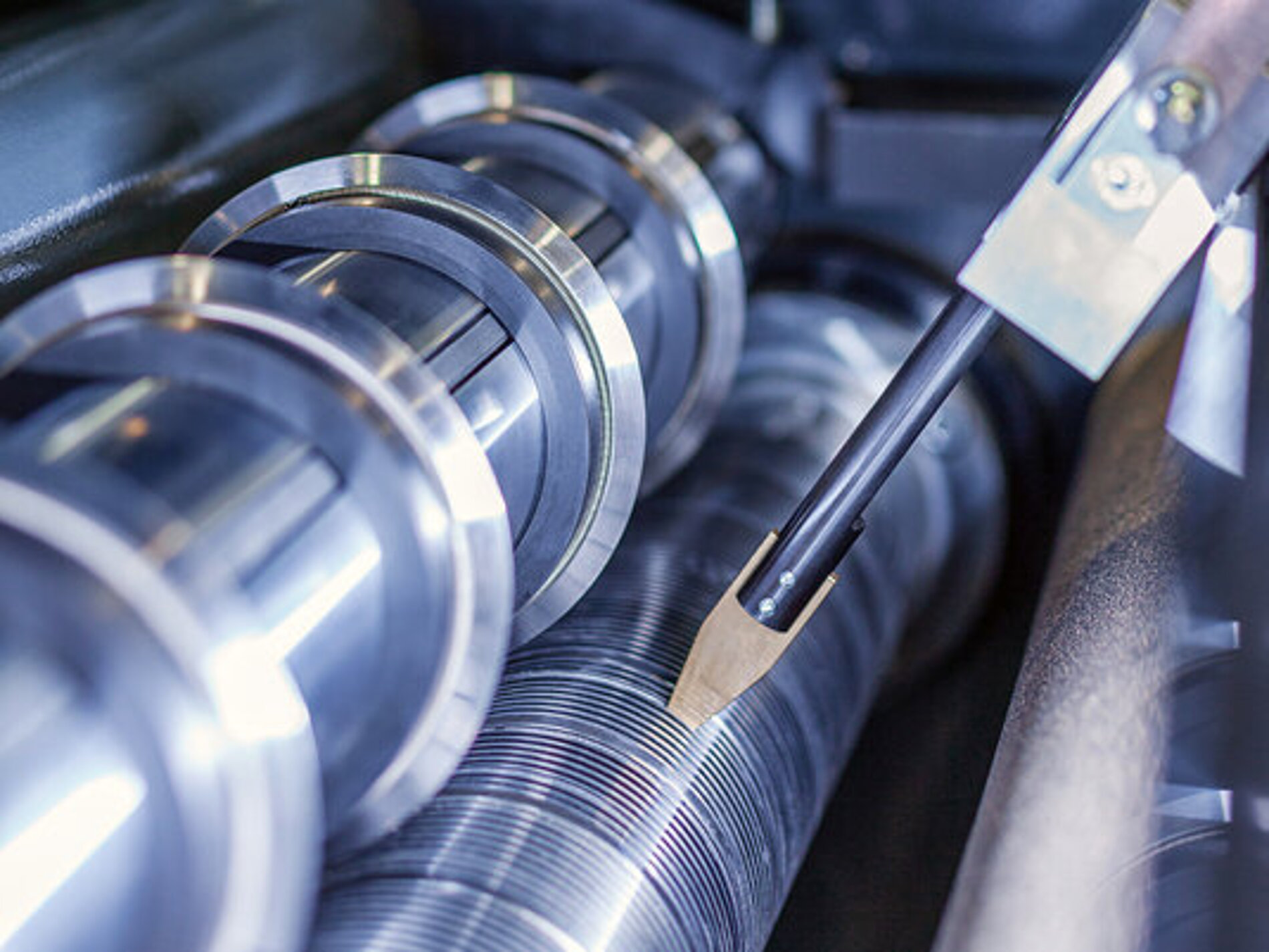 bottom knife and razor blade grooved bushes