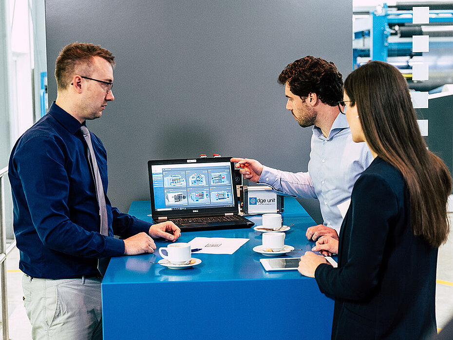 KAMPF employee in a consultation with a man and woman